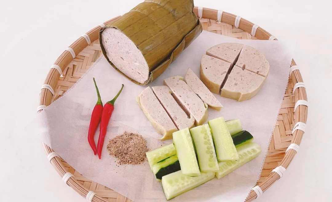 Chả lụa là món ăn nổi tiếng và rất phổ biến tại Việt Nam 