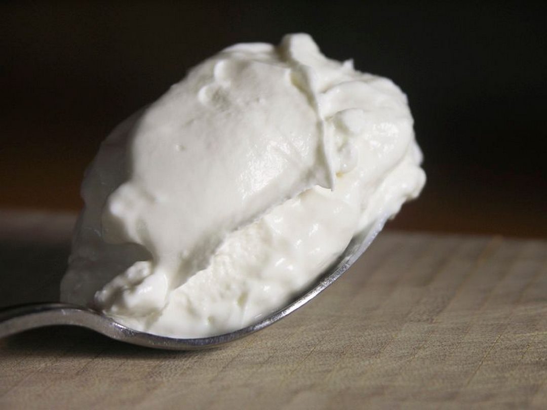 Sữa chua Hy Lạp cần nhiều sữa hơn so với sữa chua thường