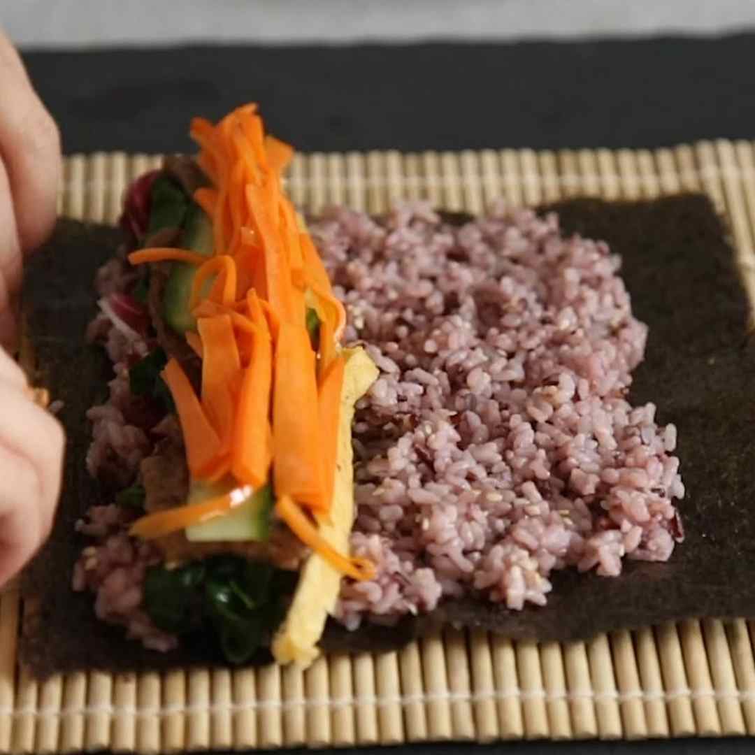 Kimbap chay thịt bò gạo lứt